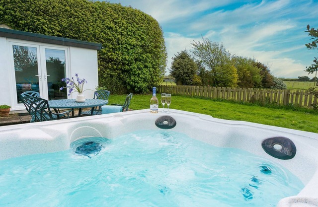 Gamekeeper's - a hot tub that sleeps 4 guests in 2 bedrooms