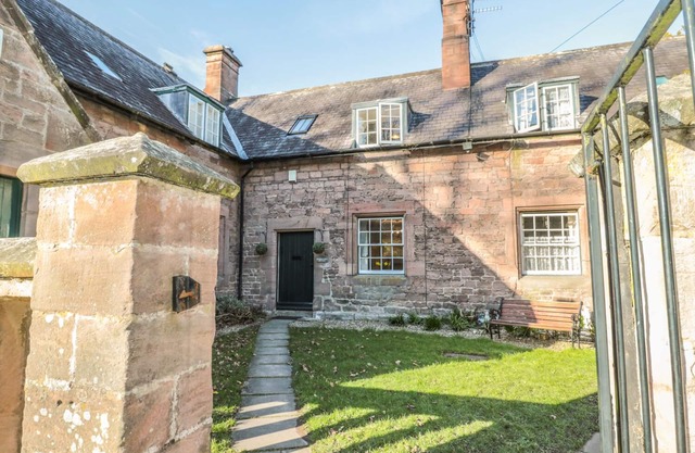 Cottage des Gardes, CHATTON