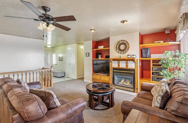 Cozy 2BR w/ Hot Tub and Fully Fenced Backyard!