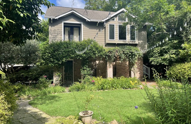 Garden 1BR Cottage off Devine St in Historic Columbia home