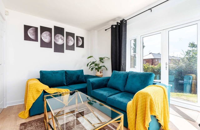 Garden | 3BR | 20% OFF | Driveway | BBQ | Sleeps 6