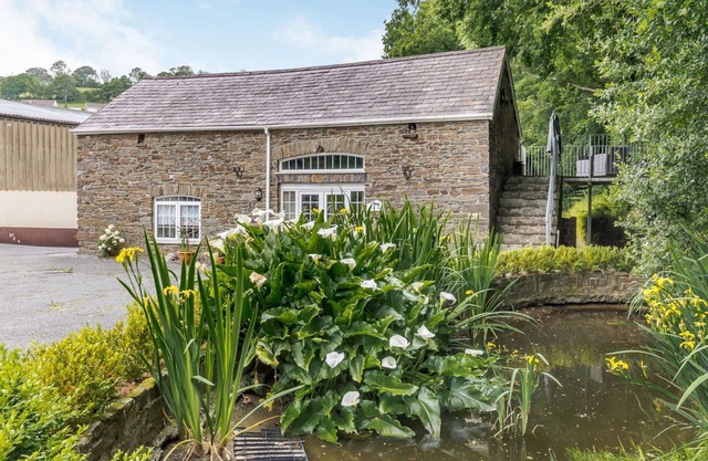 GARDEN APARTMENT, pet friendly, country holiday cottage in Llandysul