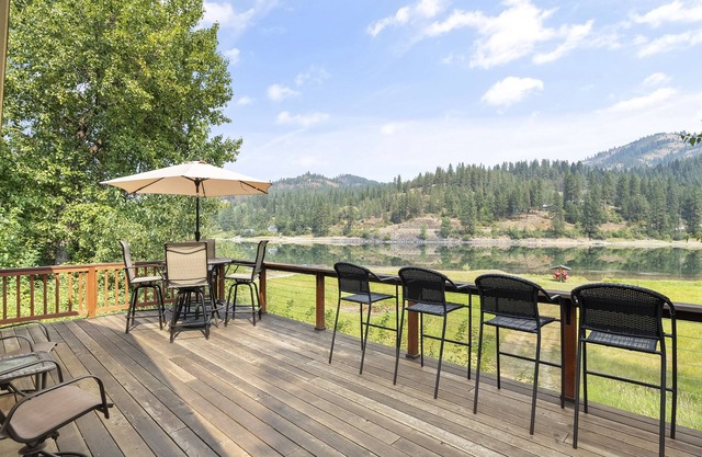 Garden Cottage Getaway on the Pend Oreille River! Pet-Friendly! Close to Skiing!