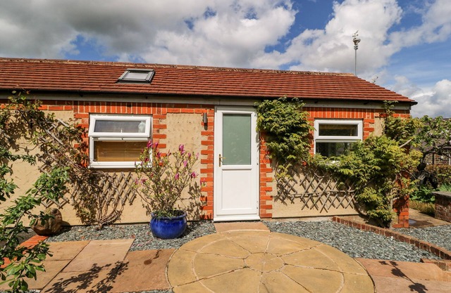 GARDEN COTTAGE, romantic, with a garden in Ilkley