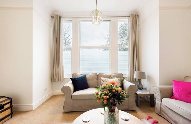 Heart of Ealing Apartment With Garden