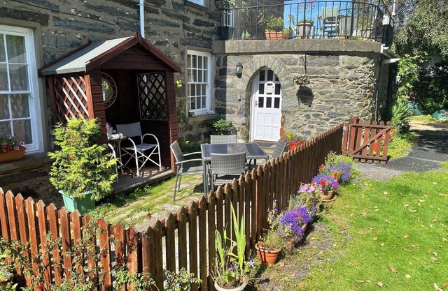GARDEN FLAT, pet friendly, with a garden in Porthmadog