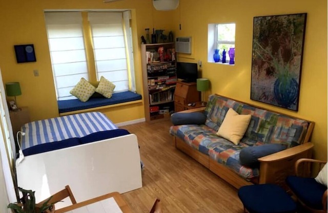 Garden House - jacuzzi, skylights, window seat, near restaurants & culture