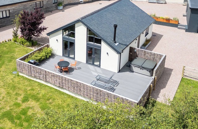 GARDEN HOUSE, pet friendly, luxury holiday cottage in Llanfechell