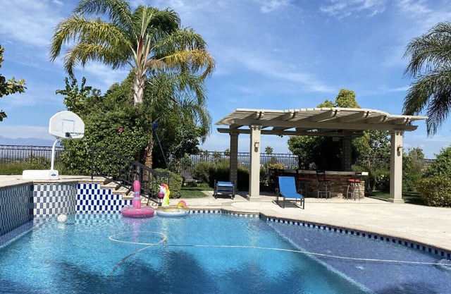 Maison privée jardin avec piscine