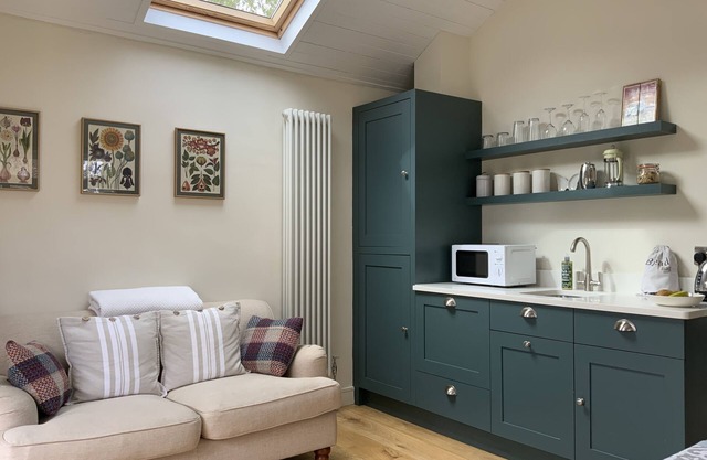 Garden Retreat for two in Thames Ditton Village