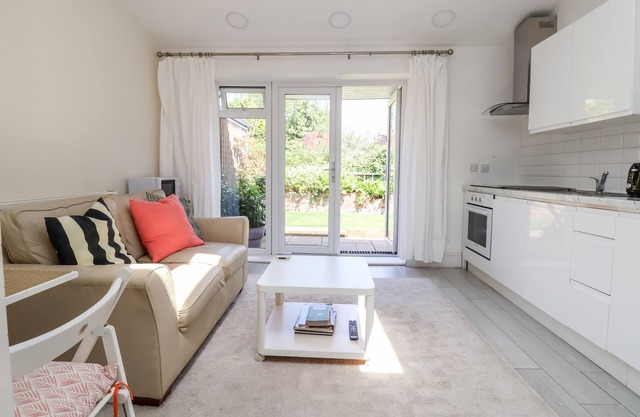 GARDEN STUDIO, pet friendly, with a garden in New Brighton