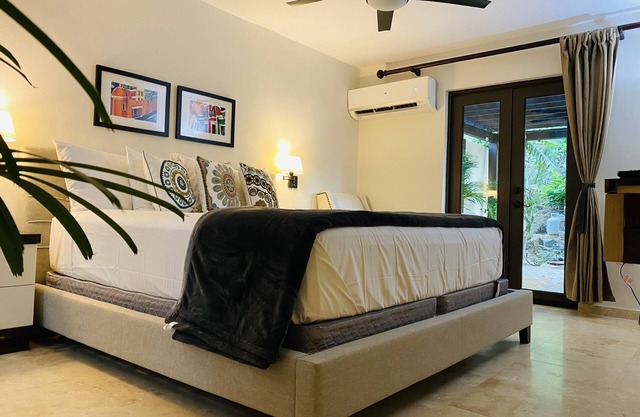 Garden Suite near the Beach and restaurants!