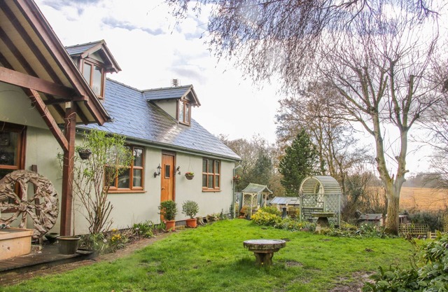 GARDENERS COTTAGE, Animaux acceptés, avec un jardin à Woore, Ref 975453