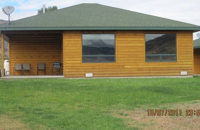 Gardiner Cabin par Yellowstone Park / Dates ouvertes