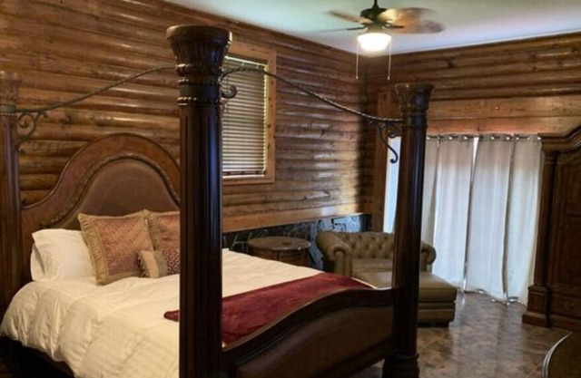 Gardinia Room w/ Bedroom