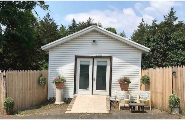Gardner Cottage with private patio