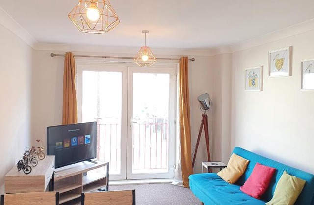 Garland Modern Apartment Tilbury with Parking