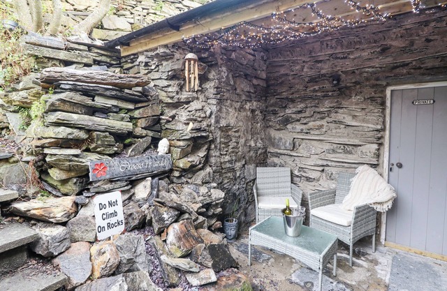 GARREG LWYD, pet friendly, character holiday cottage in Tanygrisiau