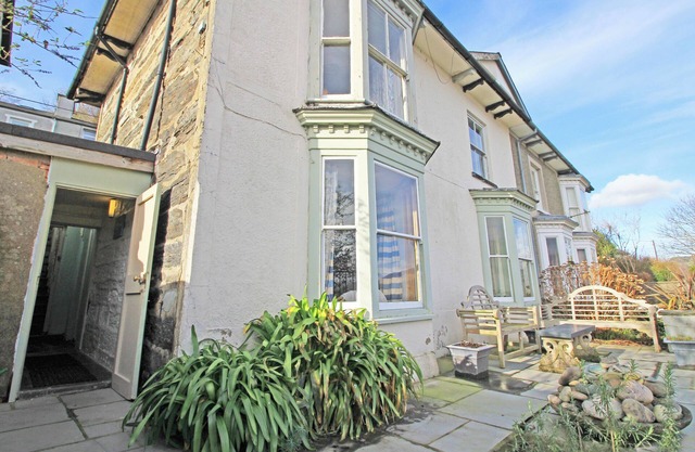 GARTH COTTAGE, pet friendly, country holiday cottage in Porthmadog