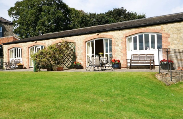 Garth Cottage-spacious family and dog friendly, two bedrooms both with ensuites.