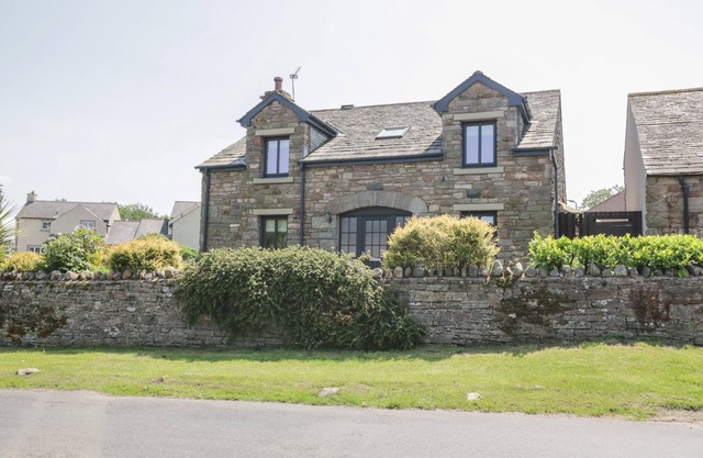 GARTH END, pet friendly, with open fire in Appleby-In-Westmorland
