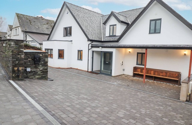 GARTH HILL HOUSE, pet friendly, luxury holiday cottage in Ambleside