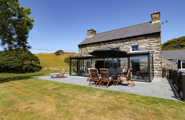 GARTH MORTHIN THE FARMHOUSE, pet friendly in Porthmadog