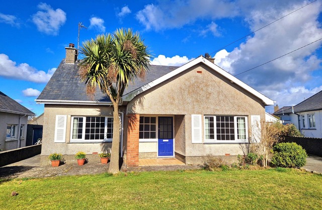 GARTH, pet friendly, character holiday cottage in Morfa Nefyn