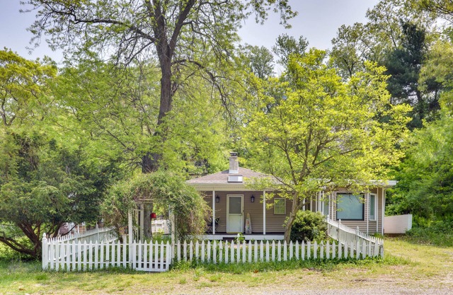 Gary Cottage w/ Outdoor Dining Areas - Near Beach!