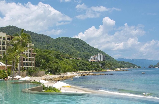 Garza Blanca 2-Bedroom 5-Diamond Resort, Stunning Views