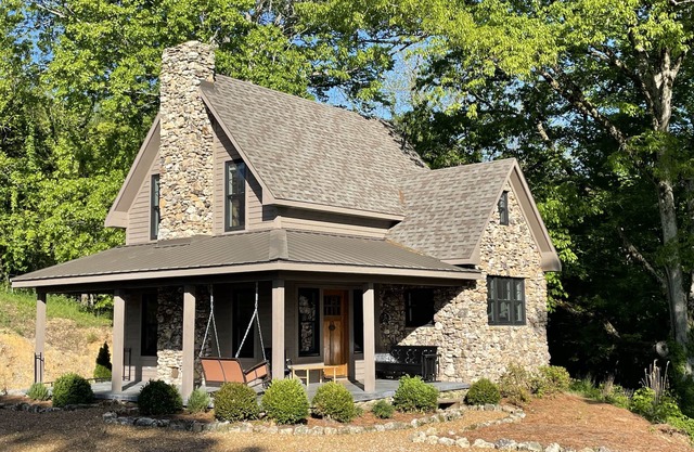 Gate Cottage, private getaway in a stylish new home w/views, hiking and a creek.