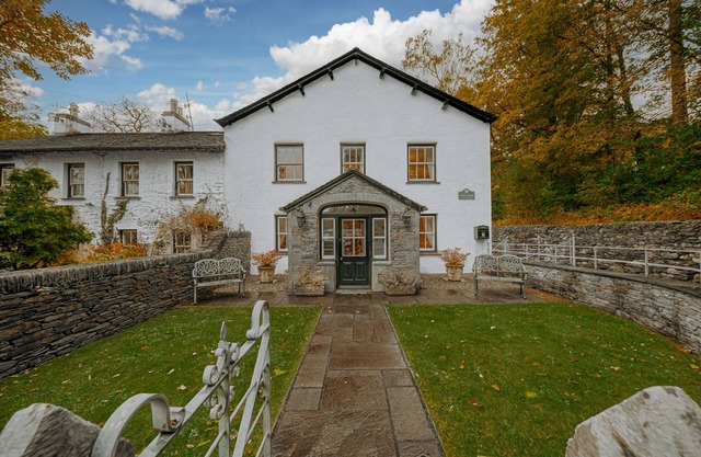GATE HOUSE, pet friendly, character holiday cottage in Coniston