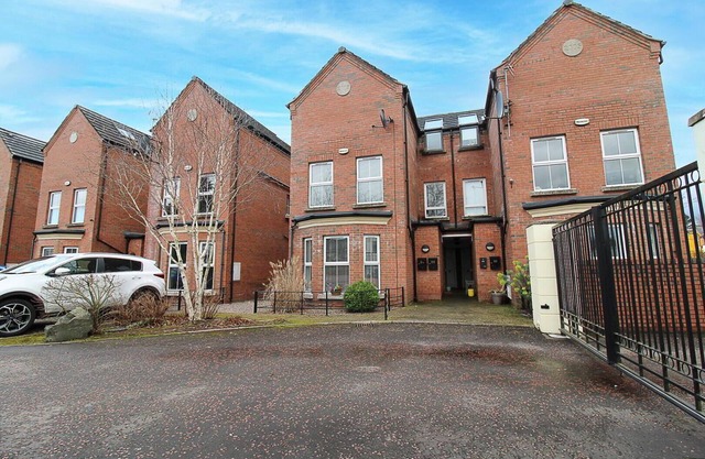 Gated 4-Bed Home in South Belfast, Near Dining & Short Drive, Train or bus 2 CBD