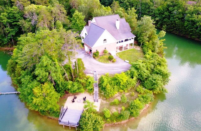 UNE SUPERBE MAISON DE MILLION DE DOLLARS LAKEFRONT SUR UN PROMONTAIRE PRIVÉ GASSÉ DE 5 ACRES