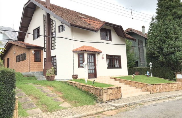 Maison: communauté fermée, 5 suites, sécurité 24h, cheminée, barbecue