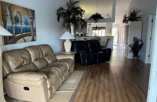 Communauté fermée / Rivière paresseuse / Piscine / Tennis / Granit / Carrelage / Lanai avec cuisine