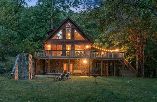 Gated Community Log Cabin 45 minutes to Asheville Hot Tub and Outdoor Fireplace
