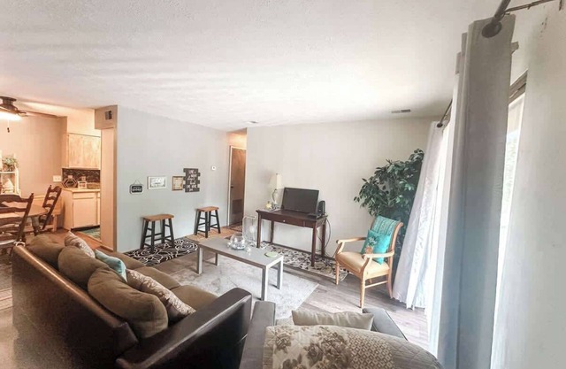Gated Complex With Pool & Gym, King Bed, Fast Wi-Fi