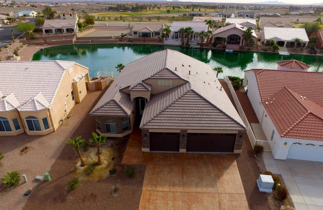 Nouvelle maison dans la communauté Gated Los Lagos sur le lac artificiel, à côté du terrain de golf