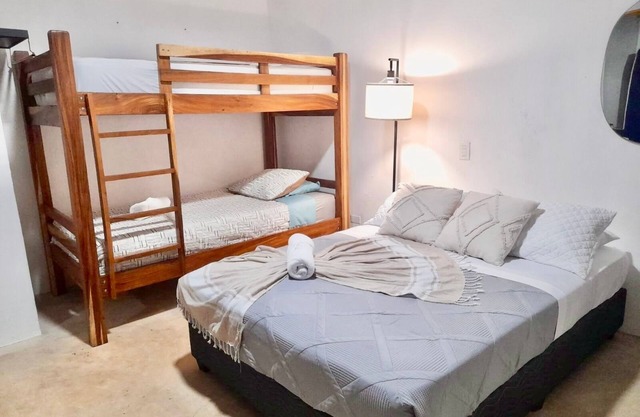 Gated Parking, 7min to beach, A/C Wi-FI