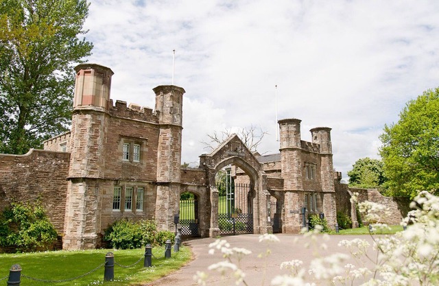 GATEHOUSE ADAM LODGE IN A STUNNING SETTING