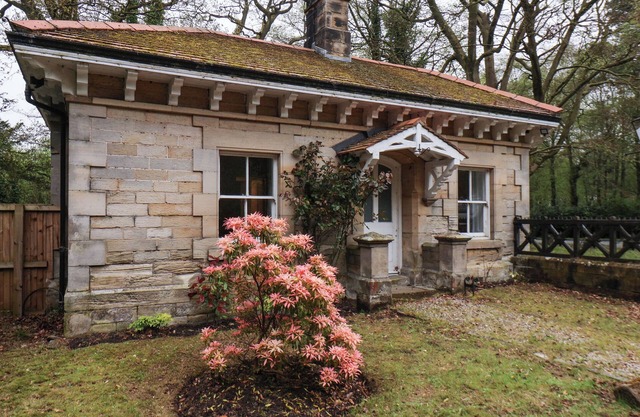 GATEKEEPERS, pet friendly, with hot tub in Easington