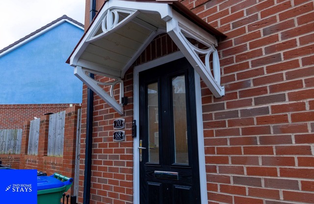 "Gateway to Birmingham: Find Your Comfort Zone at 2ndHomeStays-West Bromwich!"