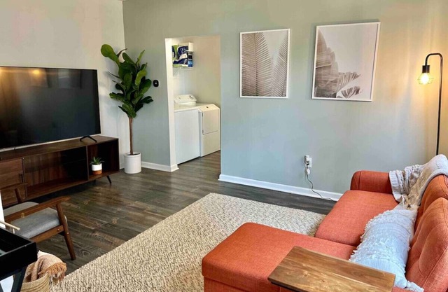 Gateway to Indy: Modern 1 BR