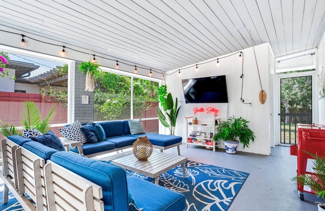 Gattu Stay— Sunroom w/ TV & Games, Outdoor Fire Pit, Walk to the Bay!
