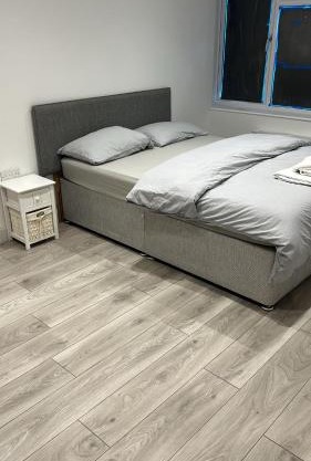 Gatwick Guest House - Short & Long Stay, Airport Parking, Airport Shuttle, Early & Late Check In - 49, RH11 8QX