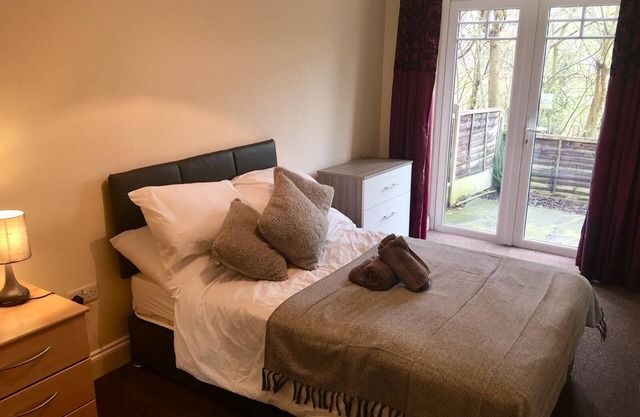 Gatwick/ Redhill Bedroom in Residential area