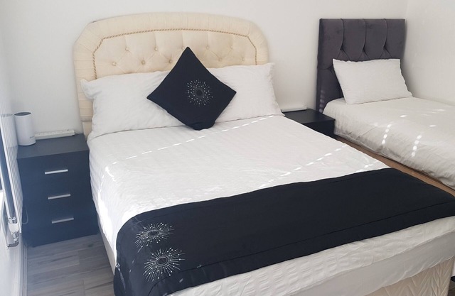 Gatwick Room for 3, 2 or 1 Guests. Fully Furnished.