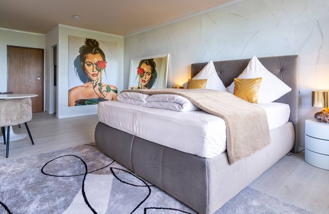 Gelsen Design III - Netflix | balcony | Central