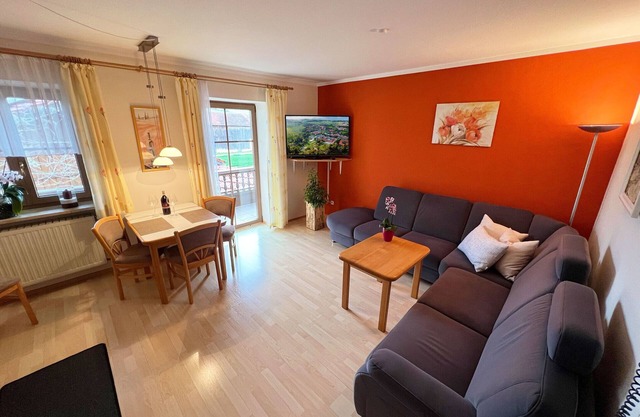 Appartement confortable avec balcon et salle de bain spacieuse avec douche et fenêtre